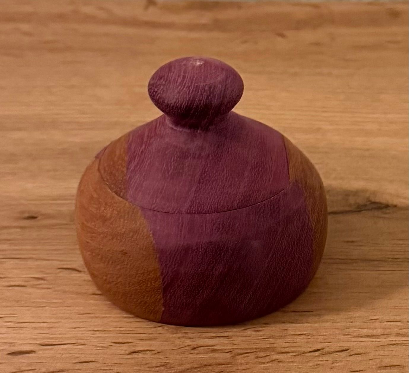 Æske Ø 7 cm. H 6 cm. 160kr