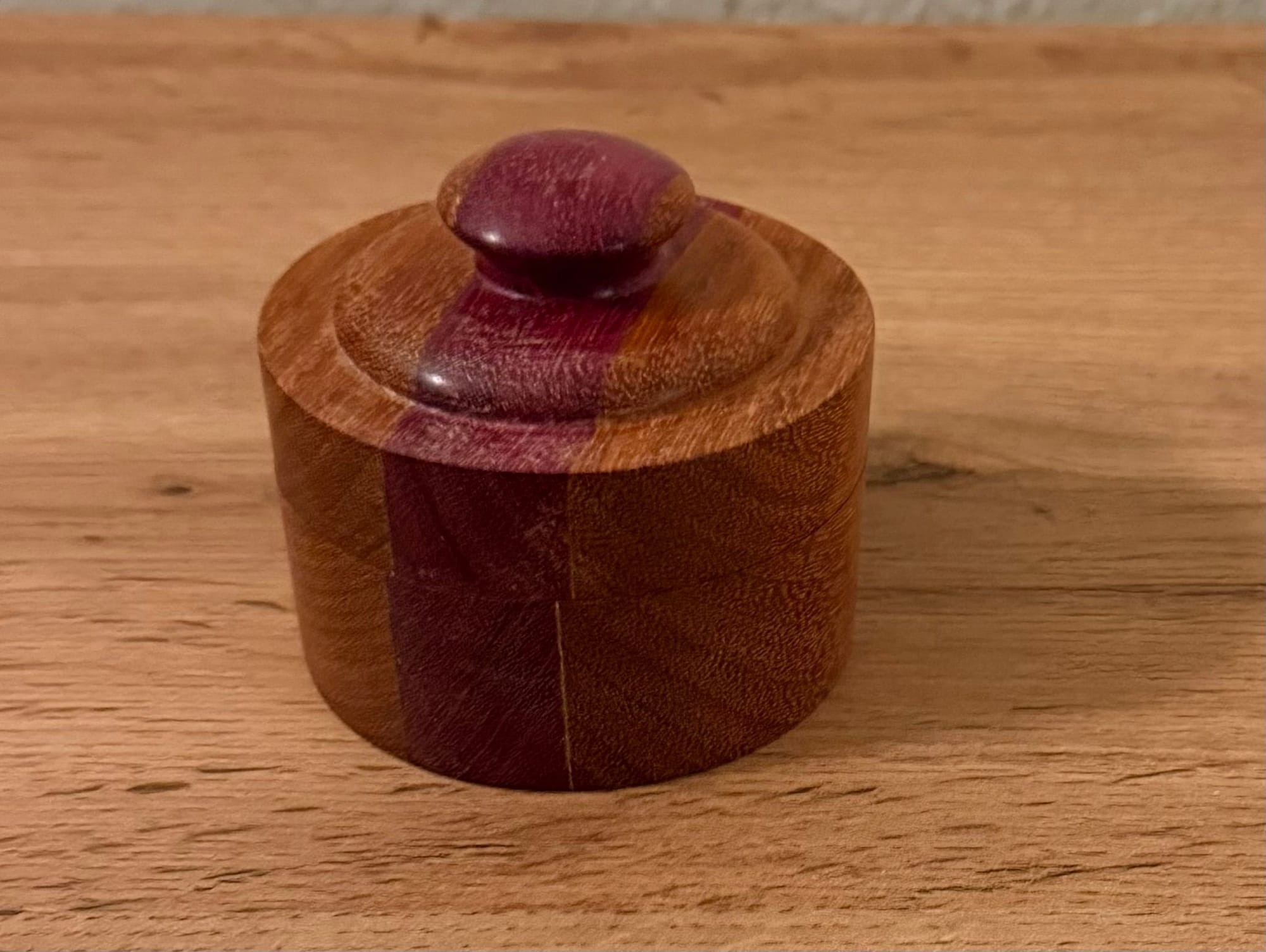 Æske. Ø 8 cm. H 7 cm. 160kr