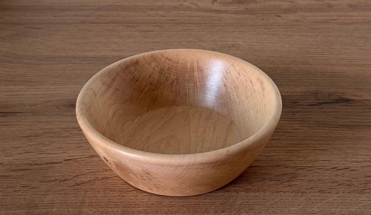 Skål i Ahorn. Ø 18. H 8 cm. 200kr