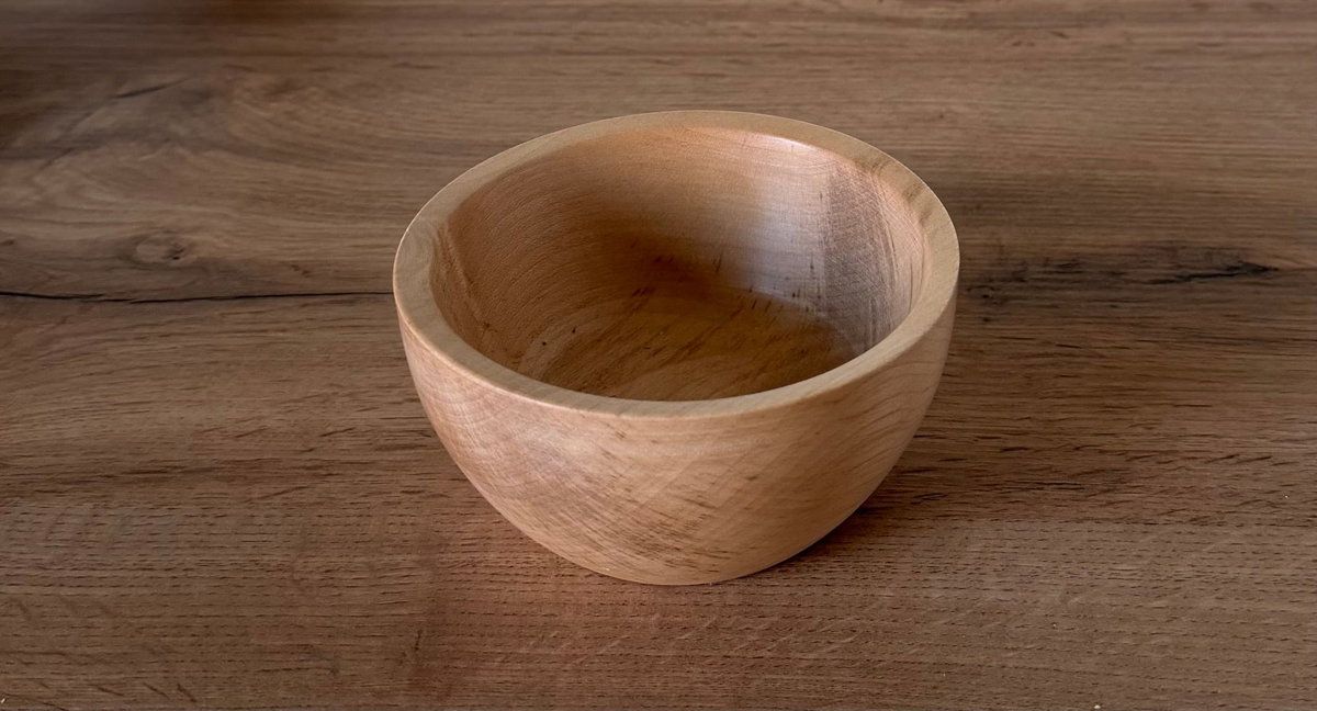 Skål i Ahorn. Ø12 cm. H 6 cm. 150kr.