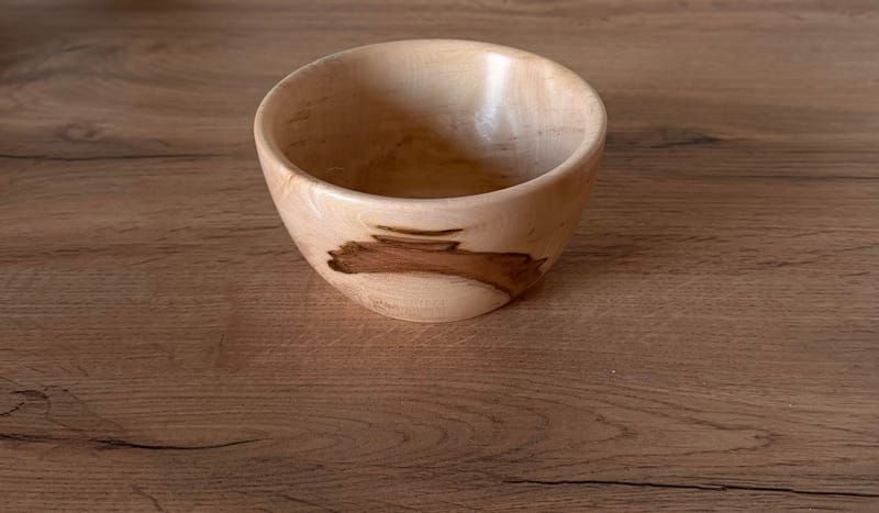 Skål i Ahorntræ 150kr. Ø 13 cm H 7 cm.