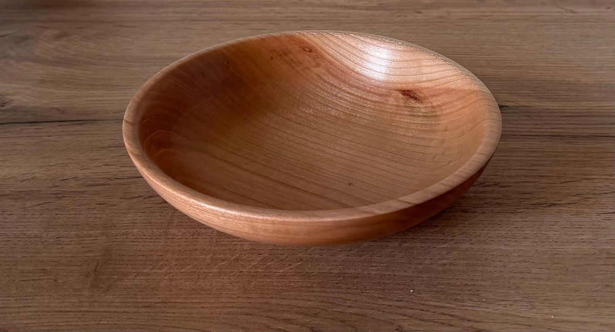 Skål i kirsebærØ 19 cm. H 4 cm. 210kr