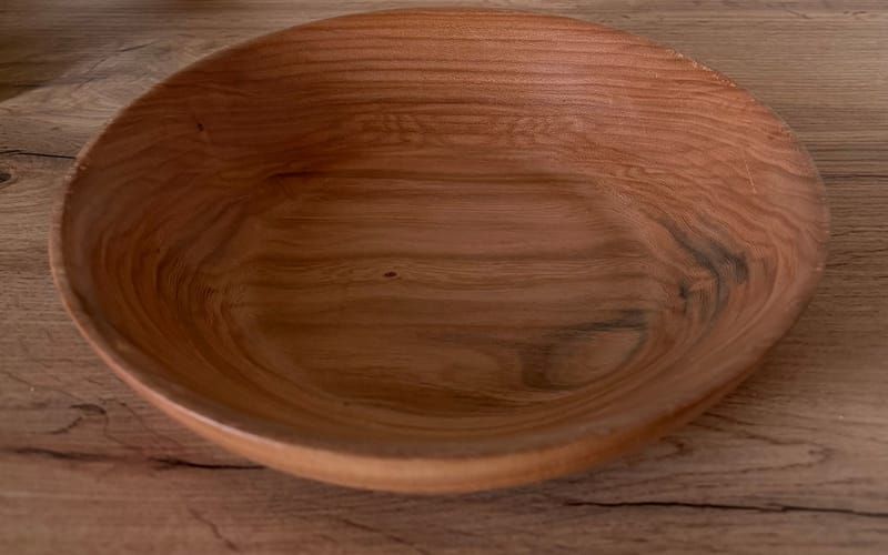 Skål i elm. Ø 28 cm. H6 cm. 390kr