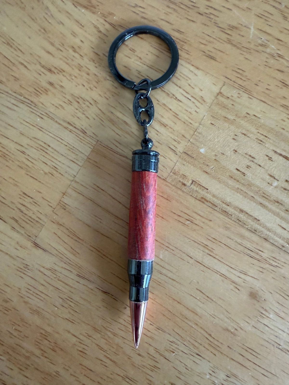 Patron nøglering i rød sandel