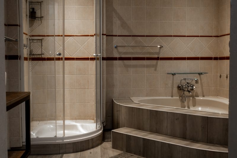 Master Bedroom with en-suite bathroom and walk-in cupboard