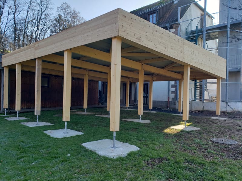 Murs à ossature bois et charpente bois - Bardage à claire voie - Auvent en bois