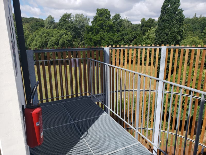 Murs à ossature bois et charpente bois - Bardage à claire voie - Auvent en bois