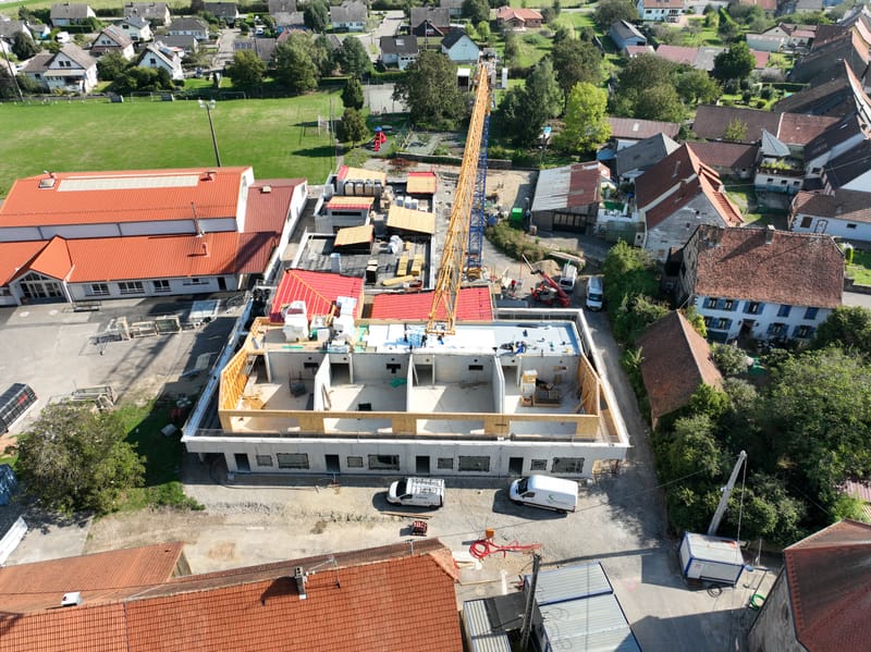 Charpente et ossature en bois - Couverture et bardage en zinc à joint debout - Bardage bois - Étanchéité avec protection lourde par cassettes végétalisées