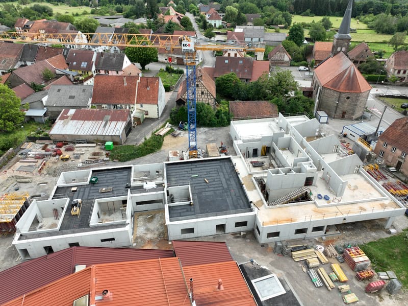 Charpente et ossature en bois - Couverture et bardage en zinc à joint debout - Bardage bois - Étanchéité avec protection lourde par cassettes végétalisées