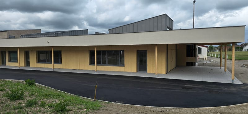 Charpente et ossature en bois - Couverture et bardage en zinc à joint debout - Bardage bois - Étanchéité avec protection lourde par cassettes végétalisées