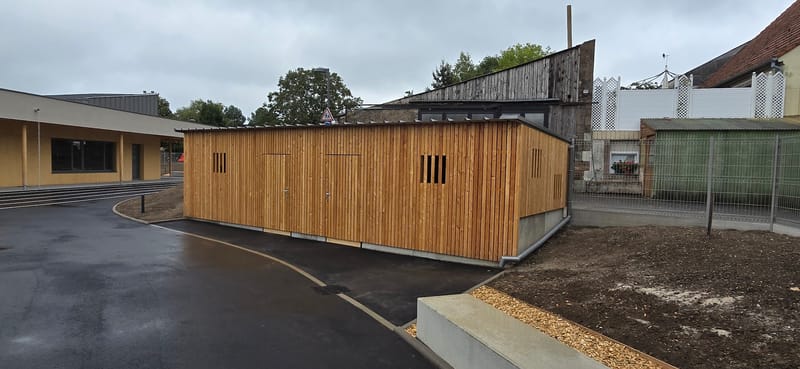 Charpente et ossature en bois - Couverture et bardage en zinc à joint debout - Bardage bois - Étanchéité avec protection lourde par cassettes végétalisées