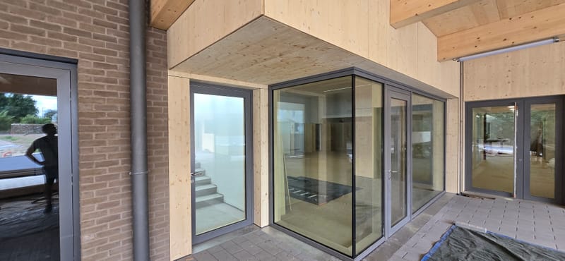 Charpente et ossature en bois - Couverture et bardage en zinc à joint debout - Bardage bois - Étanchéité avec protection lourde par cassettes végétalisées