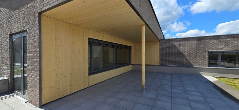 Charpente et ossature en bois - Couverture et bardage en zinc à joint debout - Bardage bois - Étanchéité avec protection lourde par cassettes végétalisées