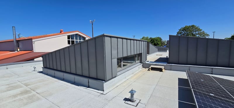 Charpente et ossature en bois - Couverture et bardage en zinc à joint debout - Bardage bois - Étanchéité avec protection lourde par cassettes végétalisées