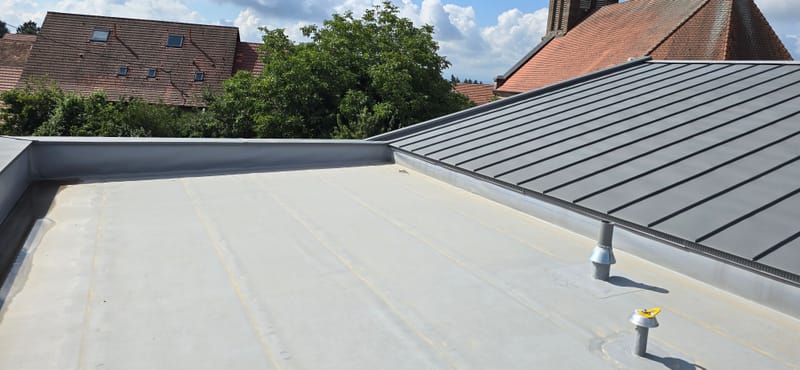 Charpente et ossature en bois - Couverture et bardage en zinc à joint debout - Bardage bois - Étanchéité avec protection lourde par cassettes végétalisées