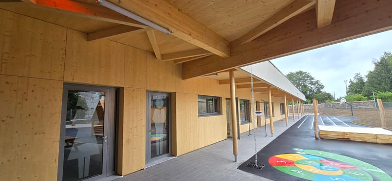 Charpente et ossature en bois - Couverture et bardage en zinc à joint debout - Bardage bois - Étanchéité avec protection lourde par cassettes végétalisées