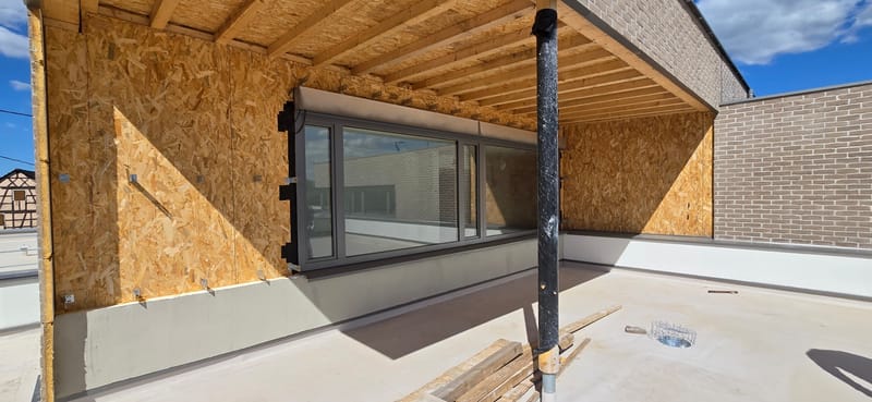 Charpente et ossature en bois - Couverture et bardage en zinc à joint debout - Bardage bois - Étanchéité avec protection lourde par cassettes végétalisées