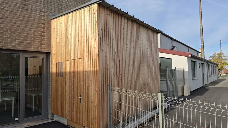 Charpente et ossature en bois - Couverture et bardage en zinc à joint debout - Bardage bois - Étanchéité avec protection lourde par cassettes végétalisées