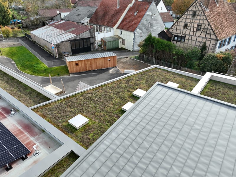 Charpente et ossature en bois - Couverture et bardage en zinc à joint debout - Bardage bois - Étanchéité avec protection lourde par cassettes végétalisées