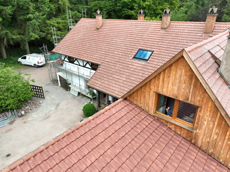 Renforcement de la charpente en bois - Étanchéité bitumineuse monocouche - Couverture en tuiles VAUBAN ÉCAILLE - Fenêtres de toit - Zinguerie