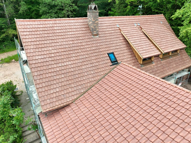 Renforcement de la charpente en bois - Étanchéité bitumineuse monocouche - Couverture en tuiles VAUBAN ÉCAILLE - Fenêtres de toit - Zinguerie