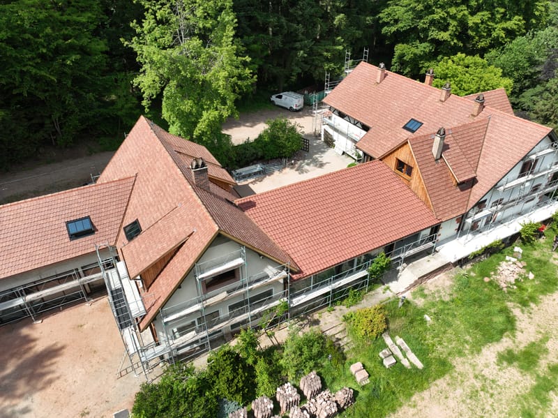 Renforcement de la charpente en bois - Étanchéité bitumineuse monocouche - Couverture en tuiles VAUBAN ÉCAILLE - Fenêtres de toit - Zinguerie