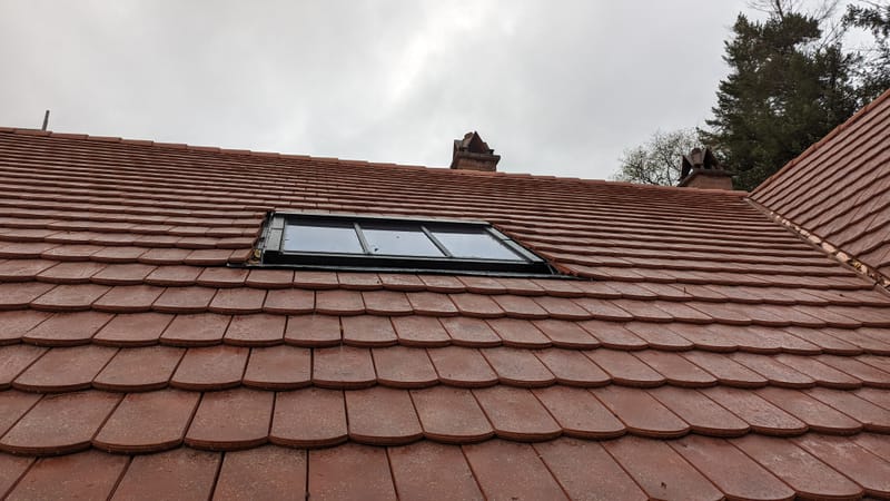 Renforcement de la charpente en bois - Étanchéité bitumineuse monocouche - Couverture en tuiles VAUBAN ÉCAILLE - Fenêtres de toit - Zinguerie