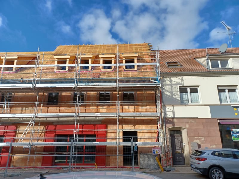 Charpente traditionnelle en bois - Fenêtres de toit - Couverture en tuiles plates 