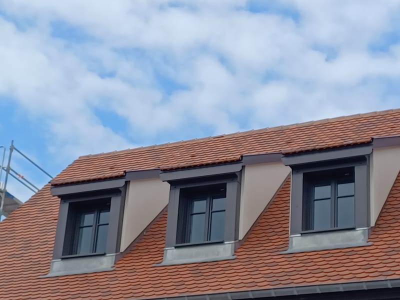 Charpente traditionnelle en bois - Fenêtres de toit - Couverture en tuiles plates 