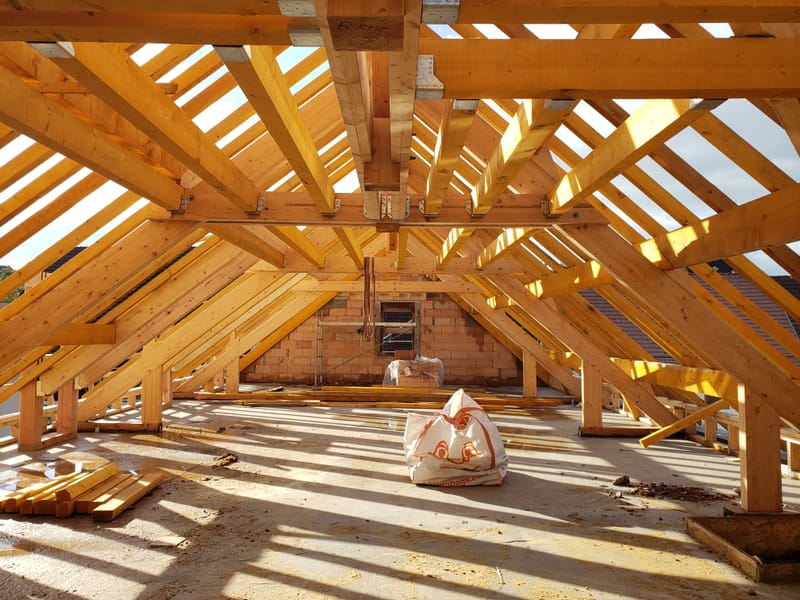 Charpente traditionnelle en bois - Fenêtres de toit - Couverture en tuiles plates 