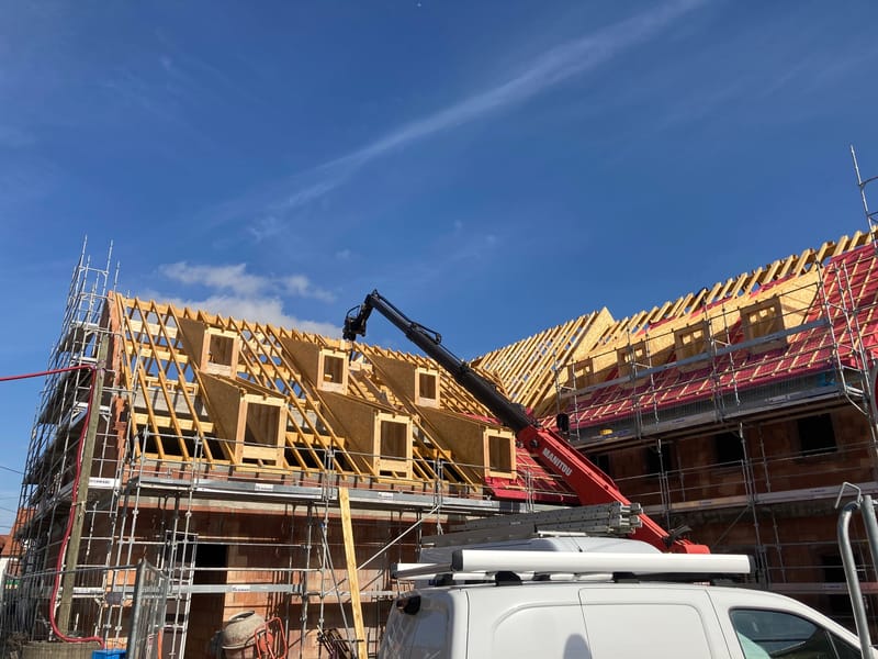 Charpente traditionnelle en bois - Fenêtres de toit - Couverture en tuiles plates 