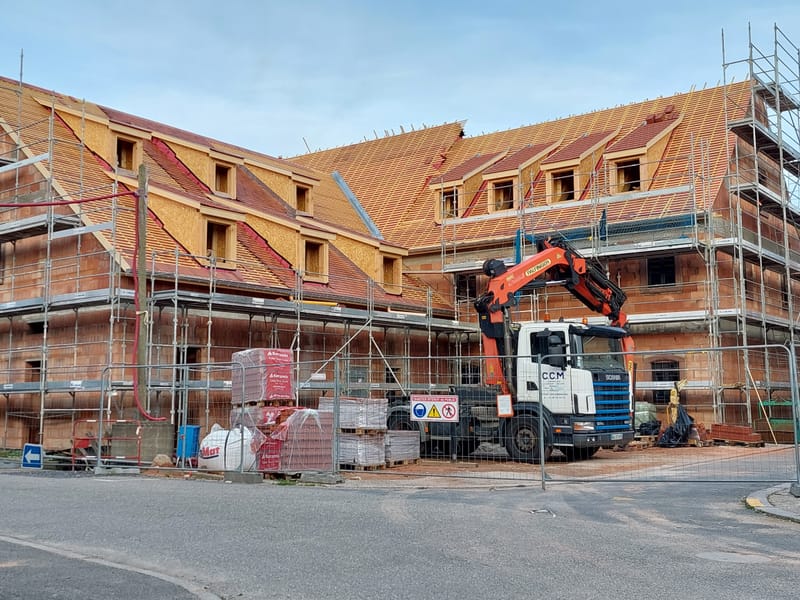 Charpente traditionnelle en bois - Fenêtres de toit - Couverture en tuiles plates 