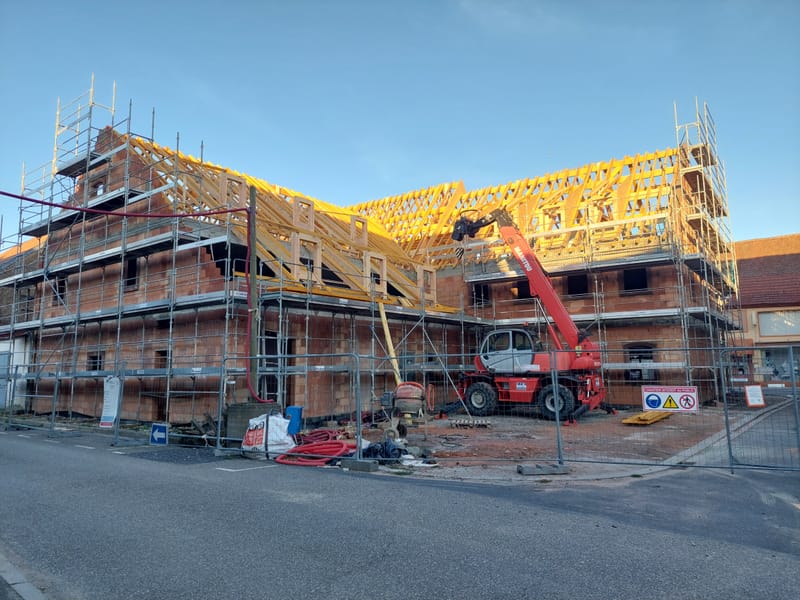 Charpente traditionnelle en bois - Fenêtres de toit - Couverture en tuiles plates 