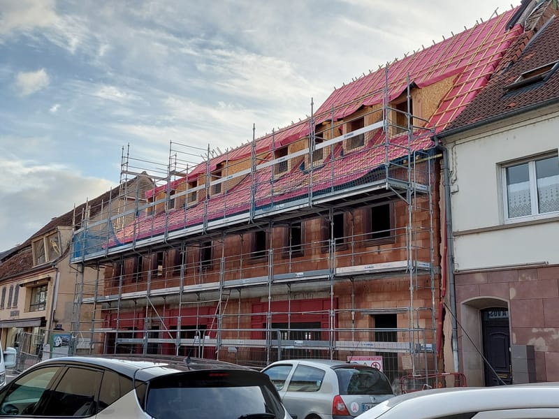 Charpente traditionnelle en bois - Fenêtres de toit - Couverture en tuiles plates 