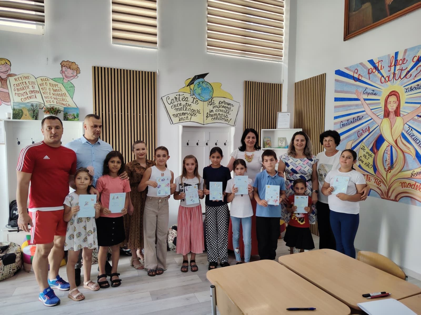 Activitate dedicată lecturii și creativității, prin care copiii au descoperit universul bibliotecii, au participat la jocuri interactive și și-au creat propriile pașapoarte de lectură, fiind încurajați să transforme cititul într-o aventură.
