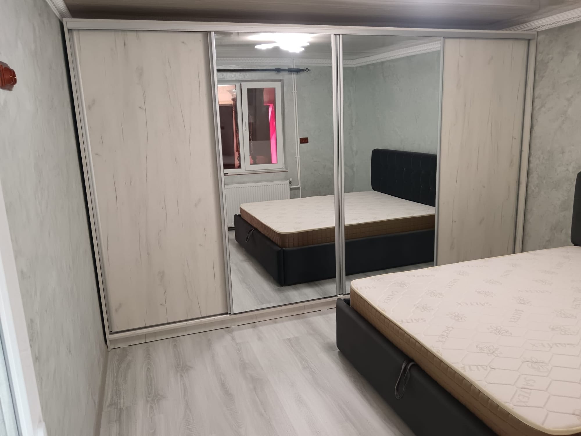 Dormitor instalat la Maria – Design modern și funcțional
