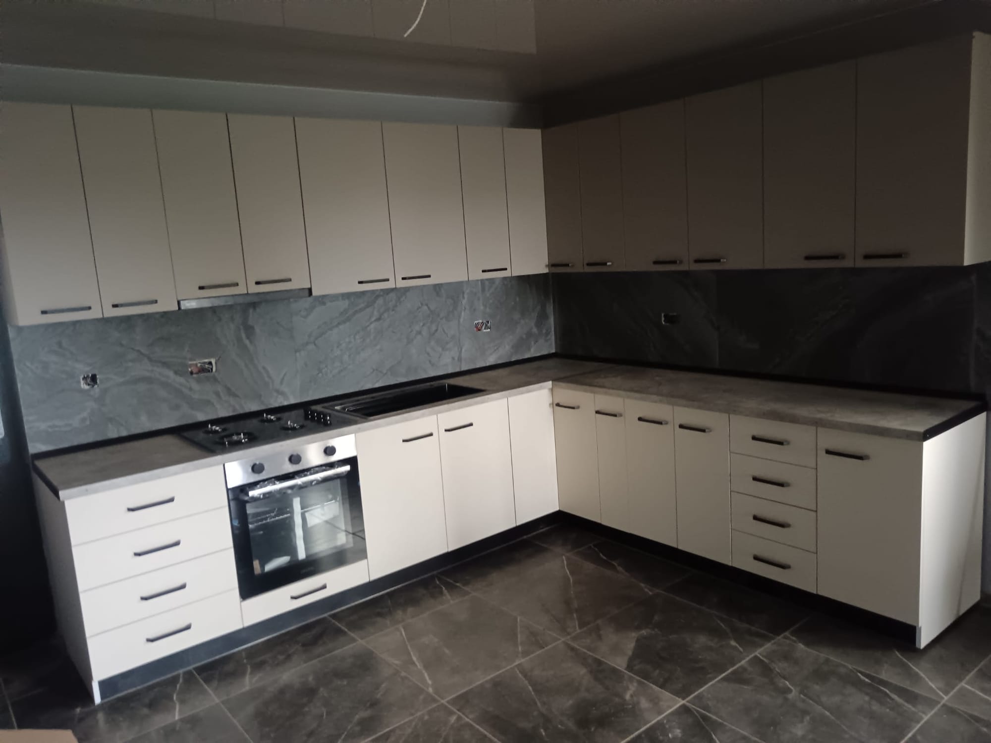 Bucătărie cu mobilier în nuanțe deschise