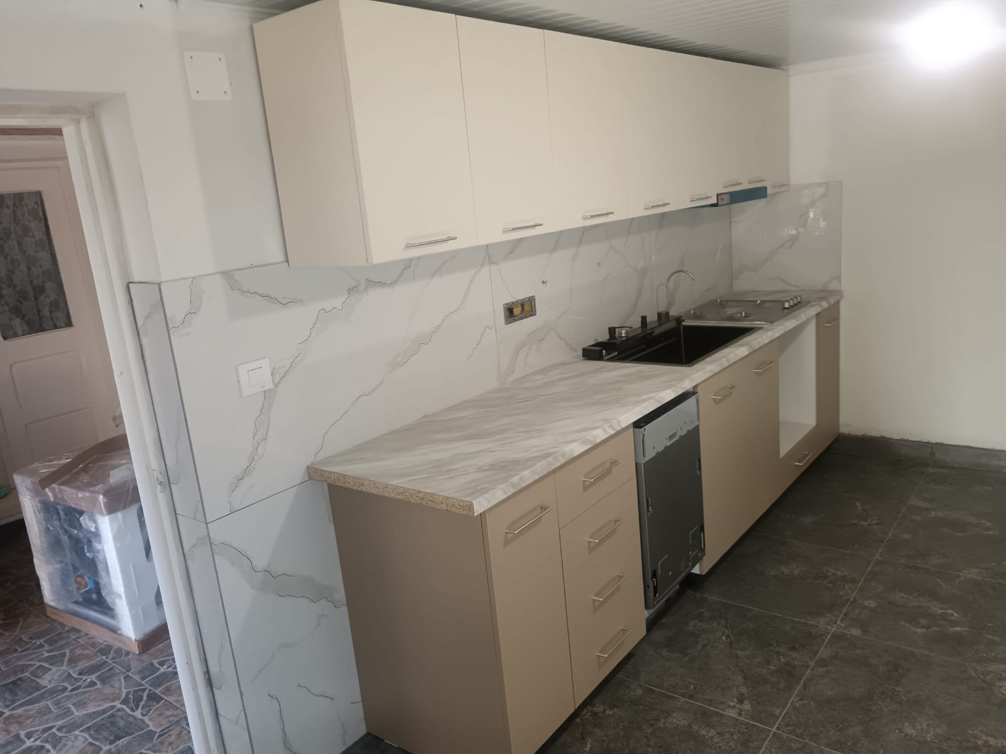 Bucătărie cu corpuri inferioare bej