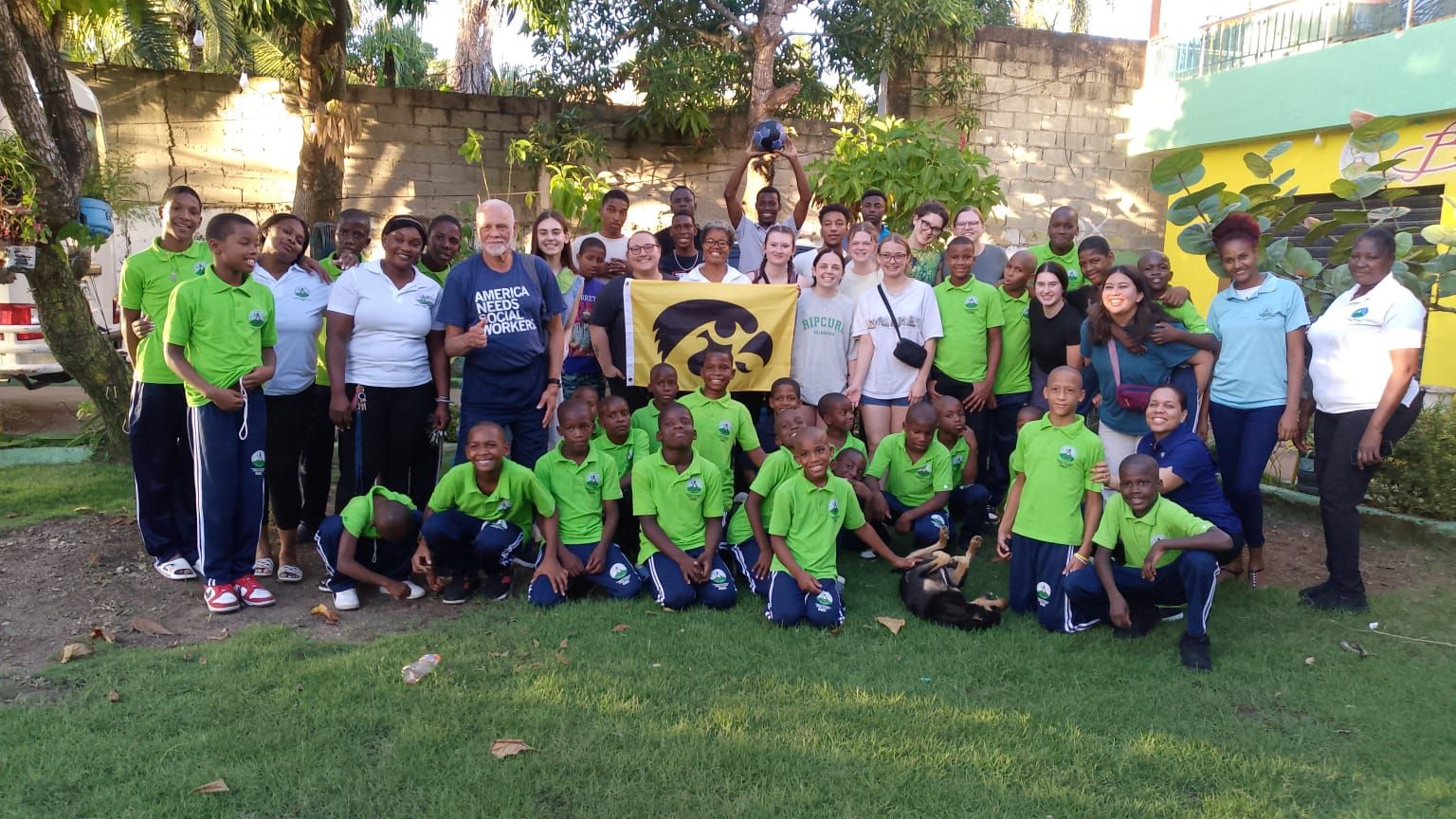 Alianzas que Empoderan: Estudiantes de la Universidad de Iowa visitan Fundación ENED