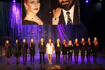 DOUĂ POVEȘTI TINEREȘTI