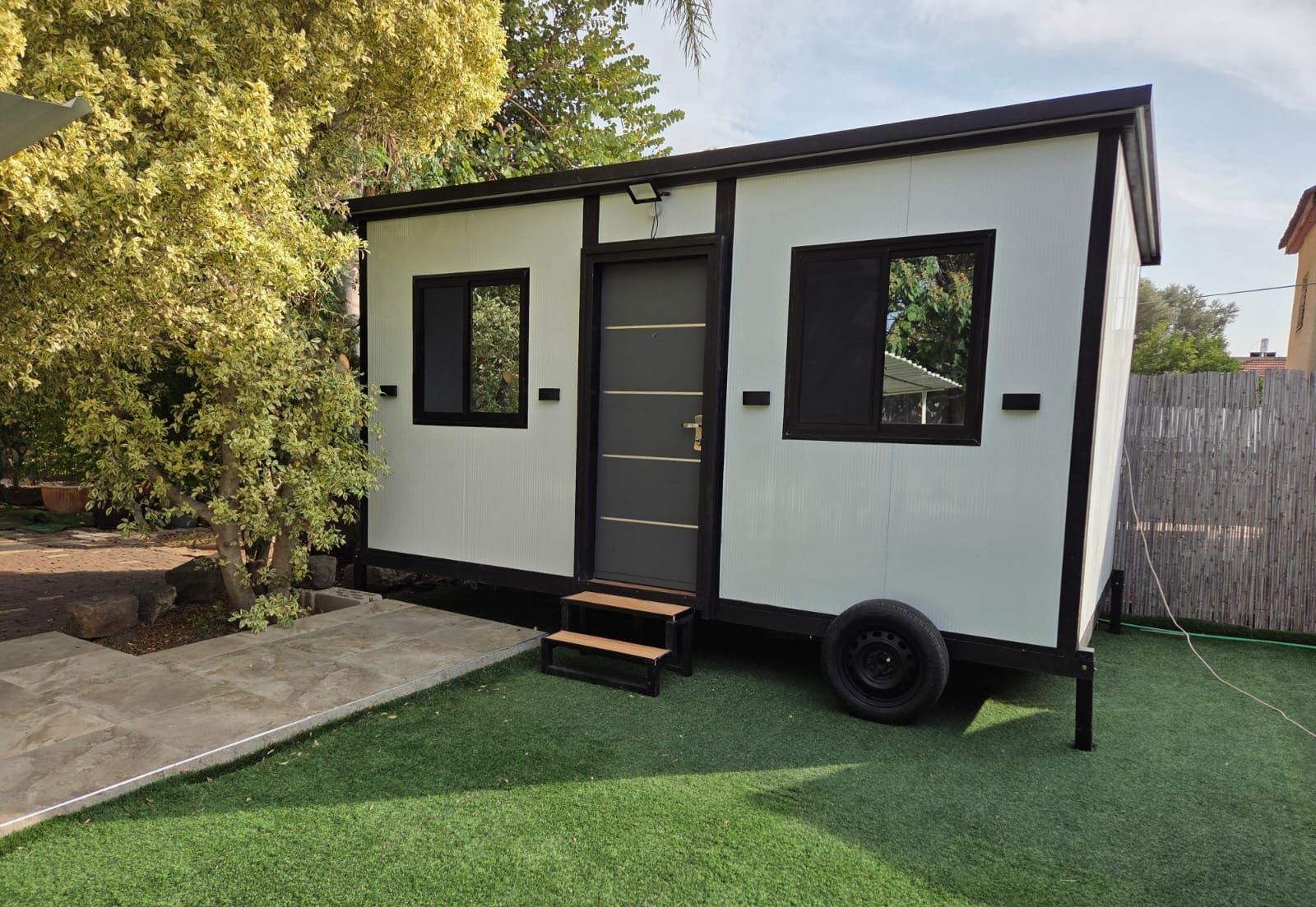 מבנים ניידים למשרדים, שירותים ומבני שטח