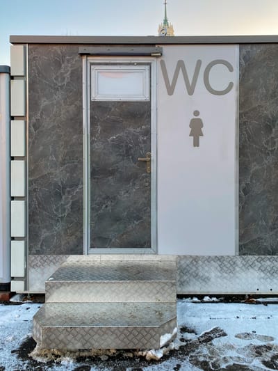 איך לבחור תא שירותים או מקלחת לחצר, גינה או שטח פתוח?