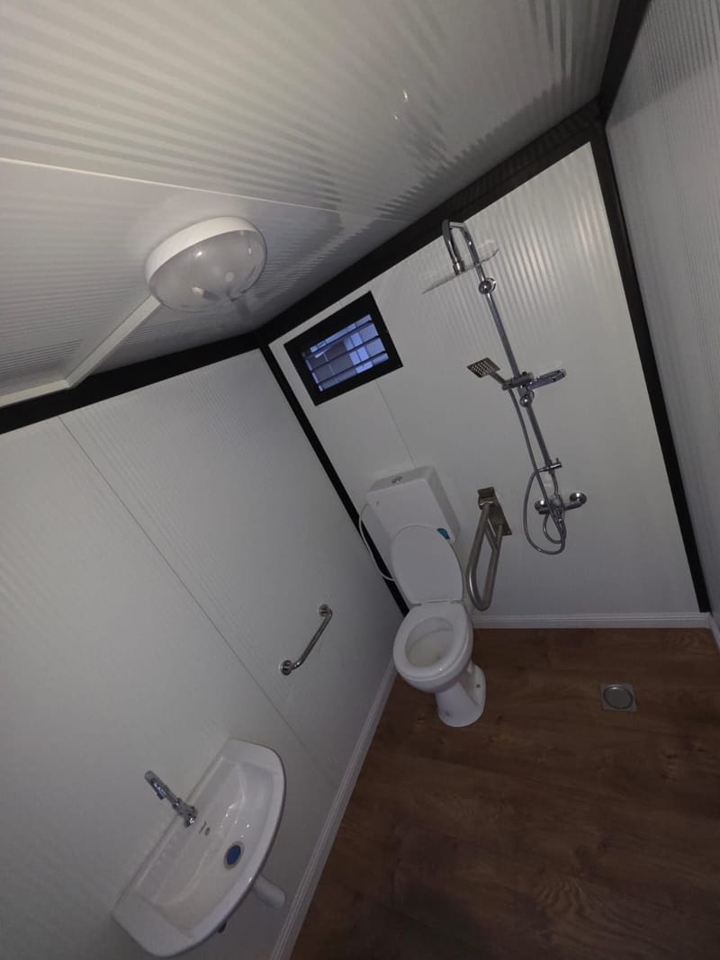 שירותים ומקלחת במבנה אחד