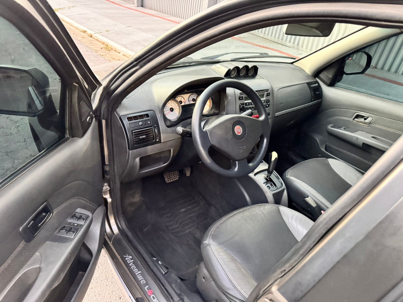 FIAT PALIO ADVENTURE LOCKER WEEKEND 1.8 DUALOGIC 11/12 – CINZA FLEX