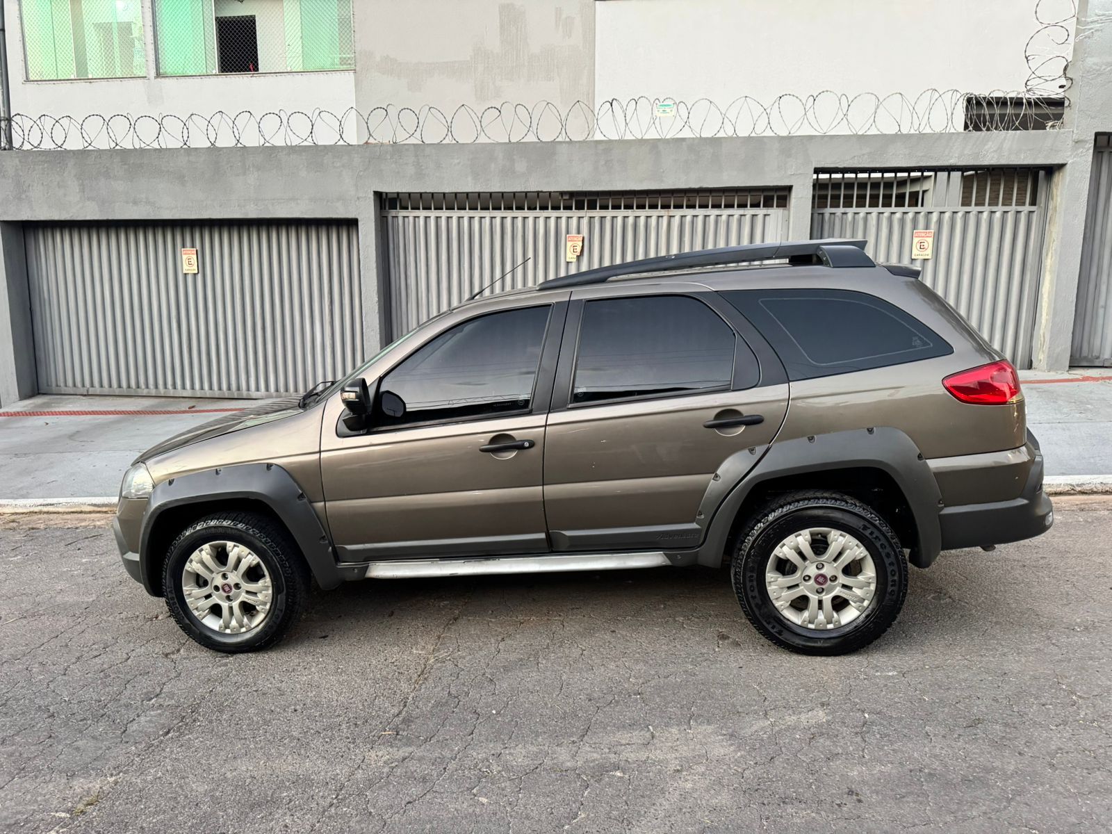 FIAT PALIO ADVENTURE LOCKER WEEKEND 1.8 DUALOGIC 11/12 – CINZA FLEX