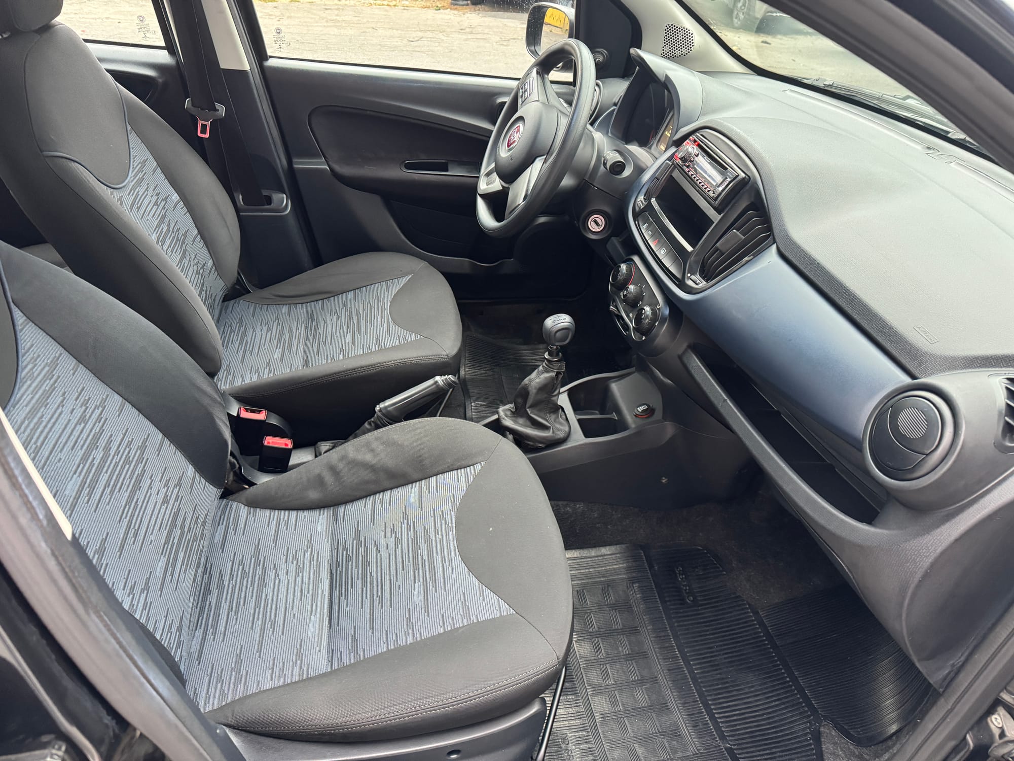 Fiat Uno Attractive 1.0 Flex 2016/2017 – 120.000 km – Preto