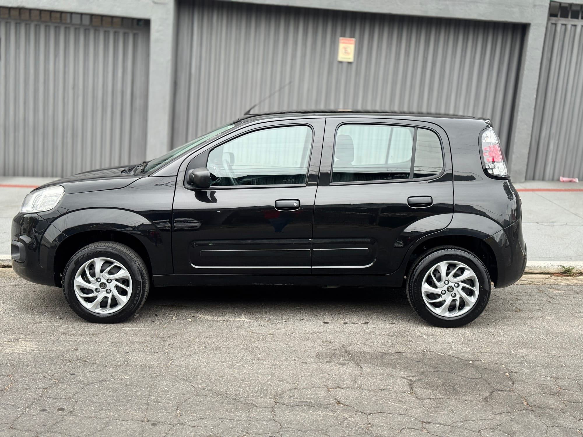 Fiat Uno Attractive 1.0 Flex 2016/2017 – 120.000 km – Preto