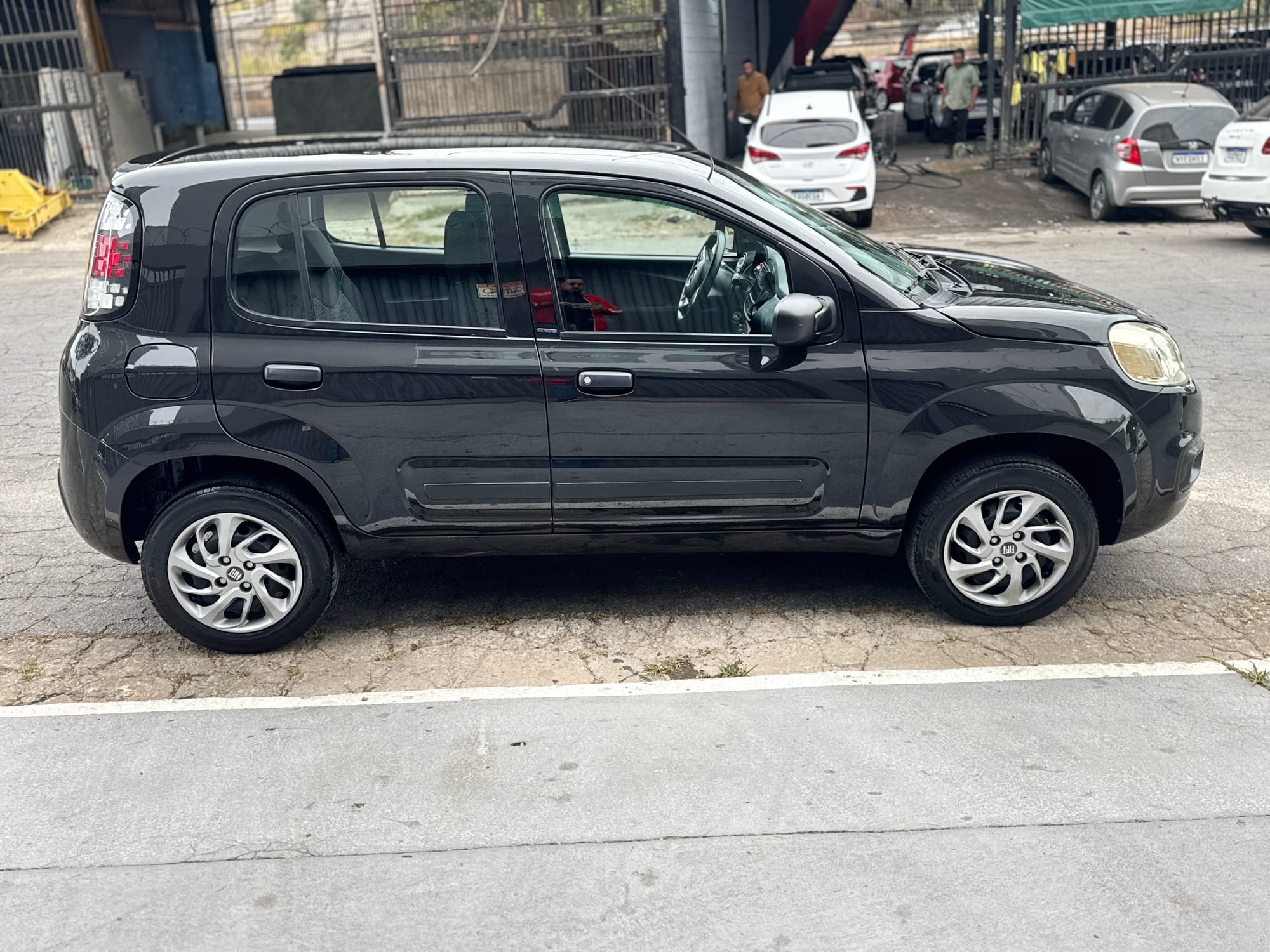 Fiat Uno Attractive 1.0 Flex 2016/2017 – 120.000 km – Preto