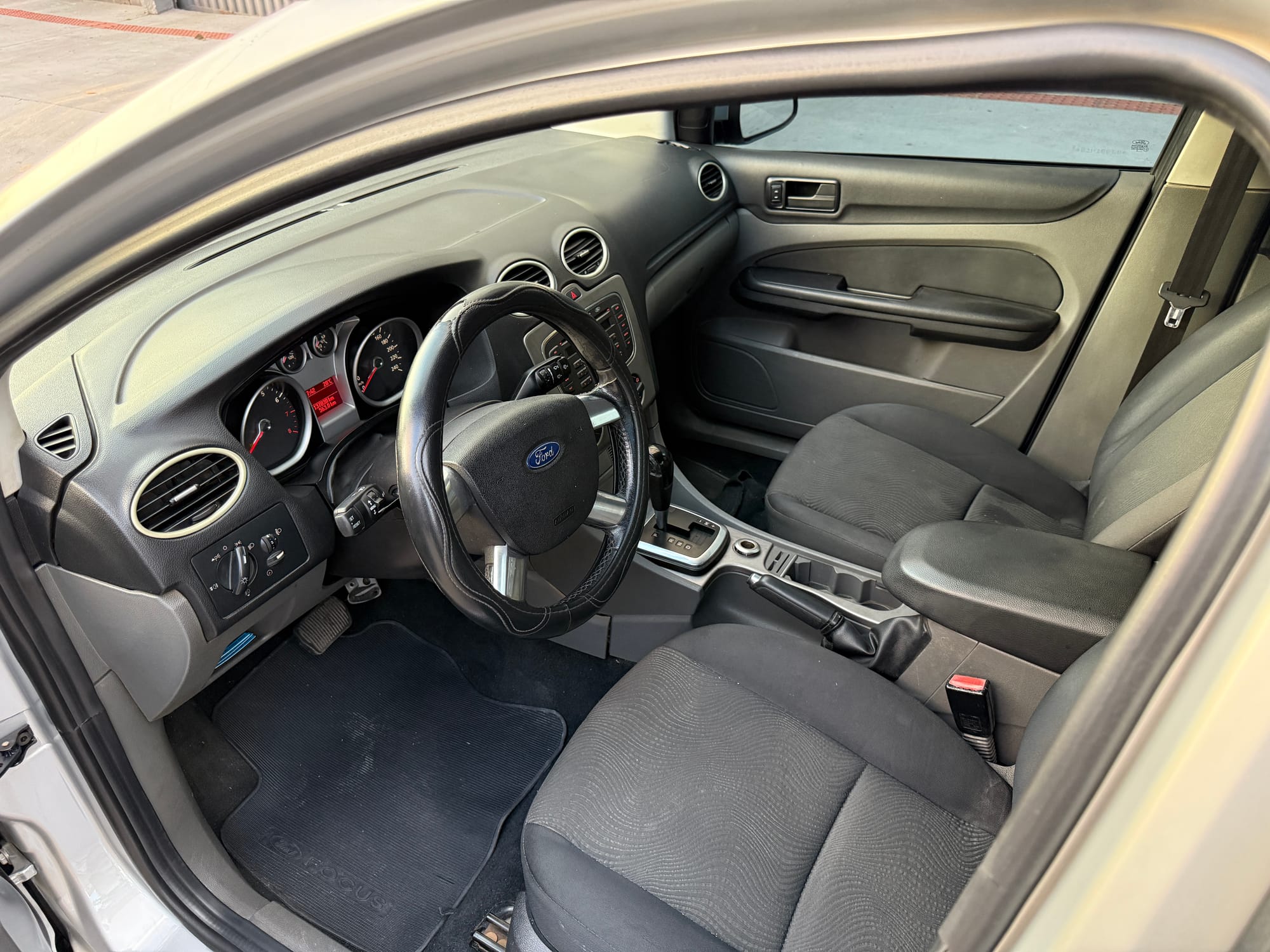 FORD FOCUS 2.0 GLX SEDAN 16V AUTOMÁTICO 10/11 – PRATA