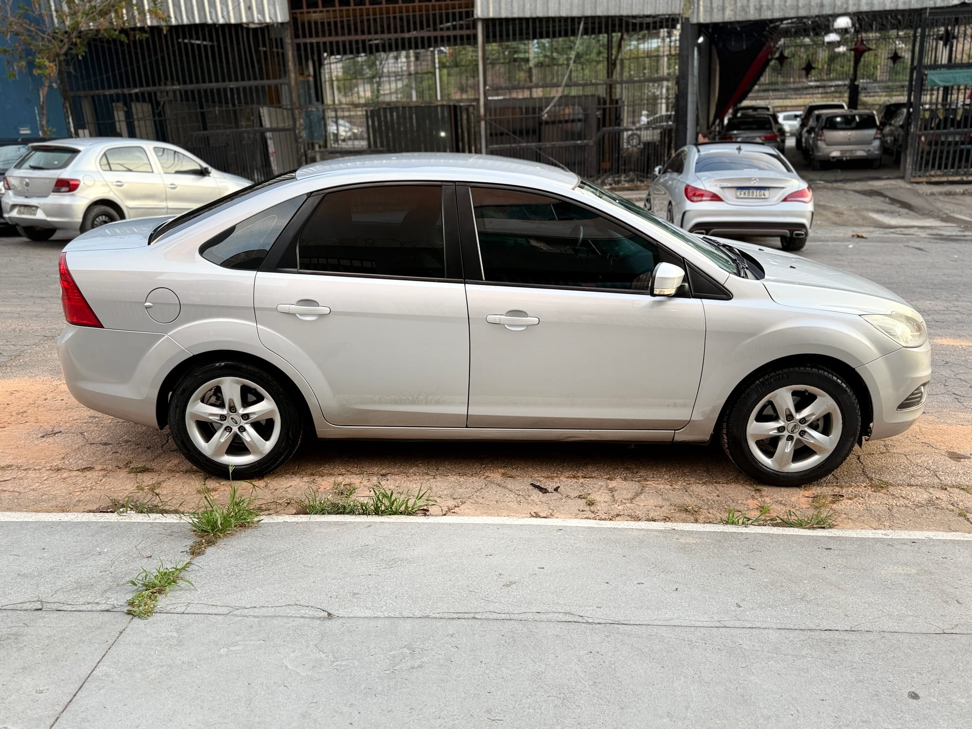 FORD FOCUS 2.0 GLX SEDAN 16V AUTOMÁTICO 10/11 – PRATA